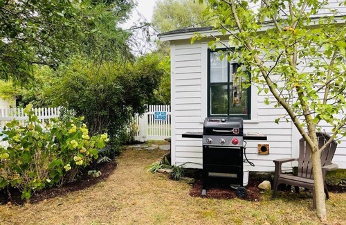 Groton Cottage | 115 Rose Cottage with 2 bedroom walk to Groton Bay