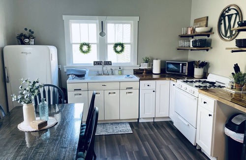 Williamstown House | 11am checkout! Charming modern vintage cottage 4 mins to the ARK! Coffee Bar!