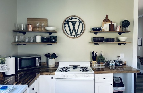 Williamstown House | 11am checkout! Charming modern vintage cottage 4 mins to the ARK! Coffee Bar!