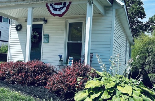 Williamstown House | 11am checkout! Charming modern vintage cottage 4 mins to the ARK! Coffee Bar!