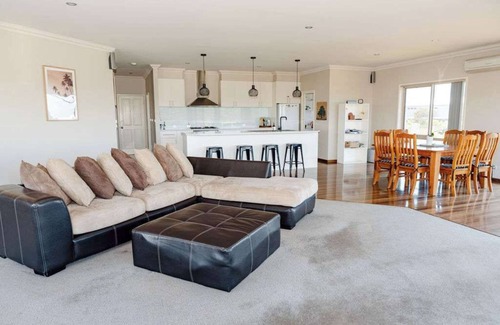 Port Campbell House | 12 Apostles Beach House; with ocean & valley views