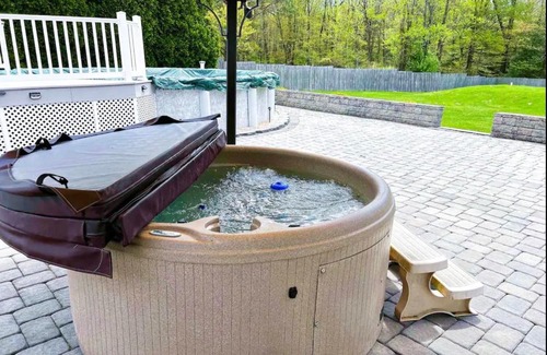 Reeders House | 12 Guest Villa Hot Tub With Large Backyard