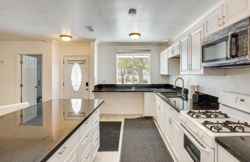 El Rancho House | 12 Mi to Downtown LA Quiet Getaway with Patio