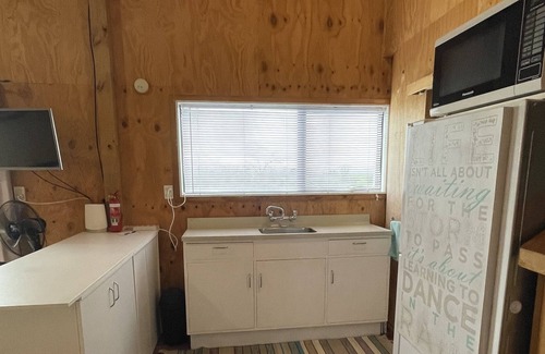 Waikato District Cabin | 12 mins to Hampton Downs, 10 mins to the dragway and 25 mins to Pukekohe Park.