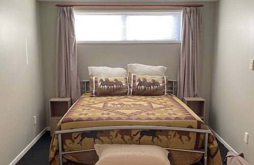 Waikato District Cabin | 12 mins to Hampton Downs, 10 mins to the dragway and 25 mins to Pukekohe Park.