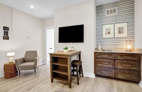 Midtown Apartment | 12 Minutes to Elvis, Classic 1900s Revitalized