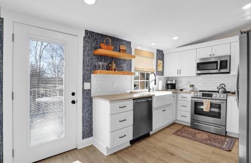 Midtown Apartment | 12 Minutes to Elvis, Classic 1900s Revitalized