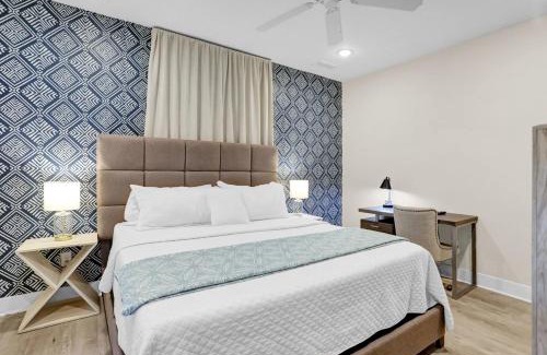 Midtown Apartment | 12 Minutes to Elvis, Classic 1900s Revitalized