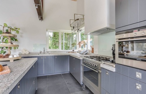 Uden House | 12 person detached country house with trampoline & Private outdoor hot tub