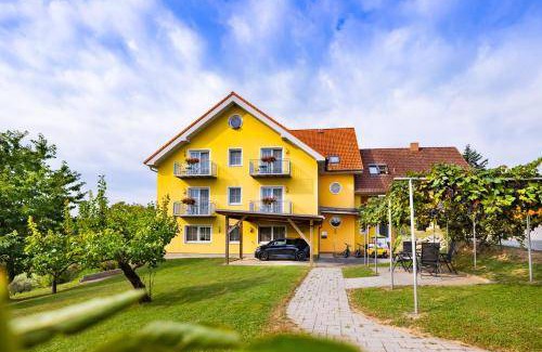 Burgauberg-Neudauberg Bed & Breakfast | 120 m² Bed and breakfast ∙ 3 bedrooms ∙ 7 guests