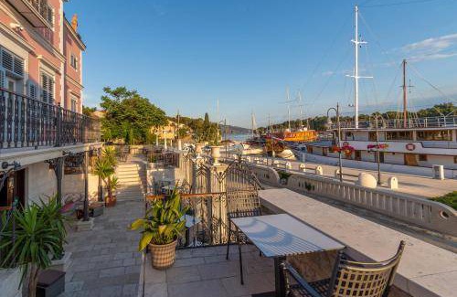 Stari Grad Hotel | 120 m² Hotel ∙ 8 guests