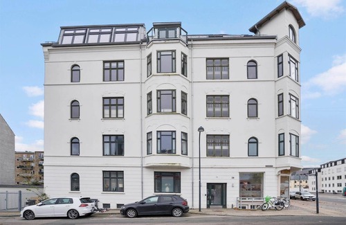 Strandvejen Condo | 125 m2 luxury in Hellerup with balcony & fireplace