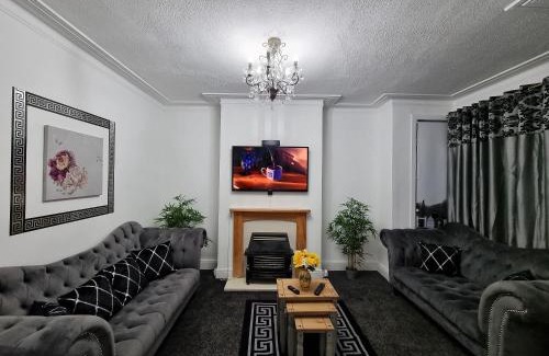 Beeston House | *12PR* Setup for your most relaxed & amazing stay + Free Parking + Free Fast WiFi *