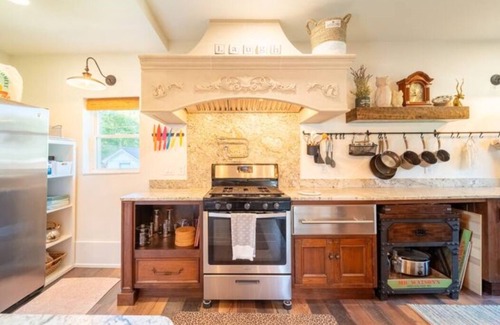 Colliers House | 130 Yr Old Whimsical Gem On 1.3 River Front Acres