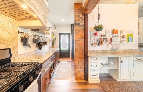 Colliers House | 130 Yr Old Whimsical Gem On 1.3 River Front Acres