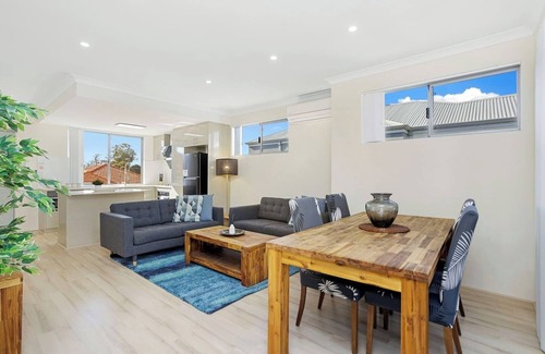North Perth Apartment | 134 North Perth Nest high quality perfect location 4 people +parking