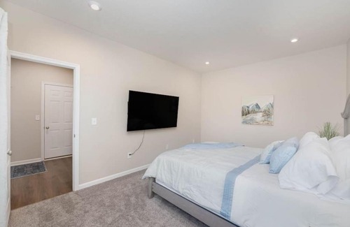 Otterbien Home House | 1344 soaring way NEW Cheerful 5 bedroom home in quiet suburban area