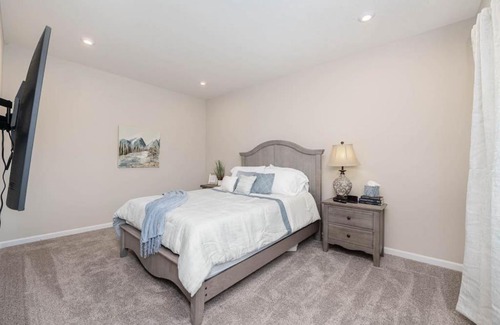Otterbien Home House | 1344 soaring way NEW Cheerful 5 bedroom home in quiet suburban area