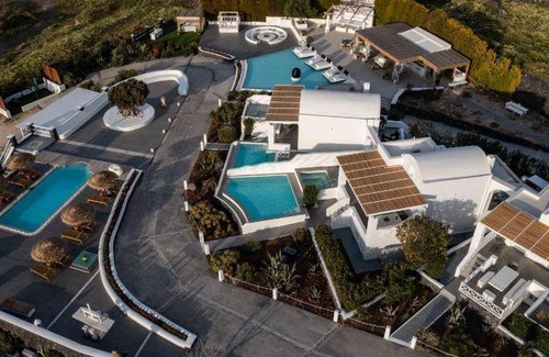Oia Resort | 135 m² Resort ∙ 4 bedrooms ∙ 127 guests