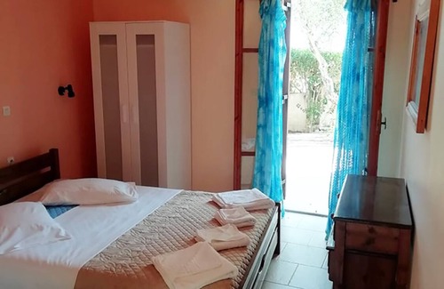 Neromilos Hotel | 14 Aparts 150m. from the Sea & 6000 sq.m2 Garden–(36 to 42 pers, whole building)