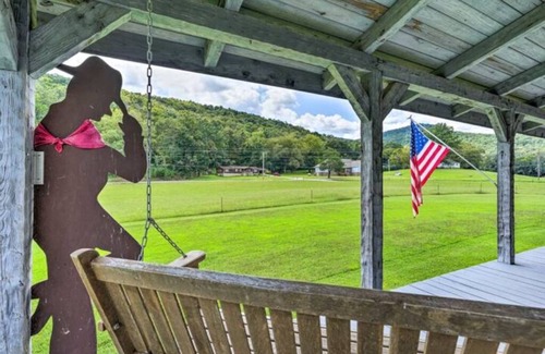 South Pittsburg House | 14 Bed Log Cabin on Sweetens Cove!