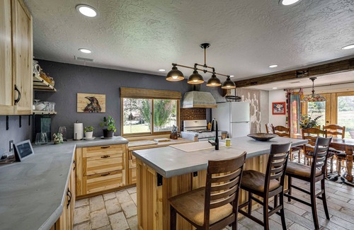 Spanish Valley Cabin | 14 Mi to Main Street Moab: Cabin w/Hot Tub Access