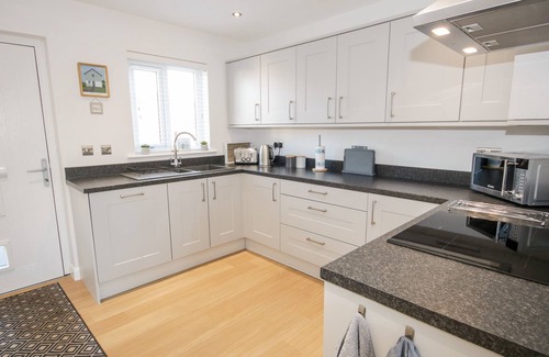 Brynteg Cottage | 14 PARC DELFRYN, pet friendly, with a garden in Benllech