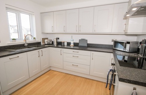Brynteg Cottage | 14 PARC DELFRYN, pet friendly, with a garden in Benllech