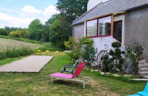 Ploneour-Lanvern Apartment | 14T cosy apartment with garden in former schoolchildren's playground 10 mins from beaches