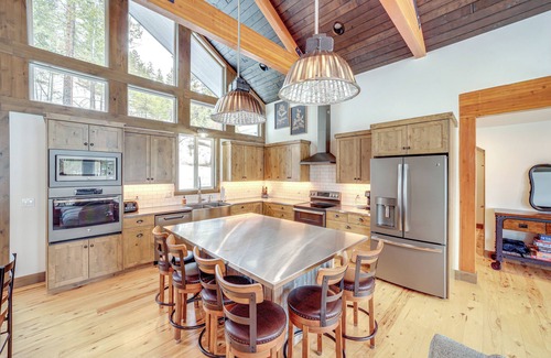 Pateros Cabin | 15 Mi to Lake Chelan: Mountain Chalet w/Fire Pit!