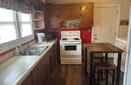 Knifley House | 15 min from Green River Lake. Walking street next door. 5 minutes from GRWMA