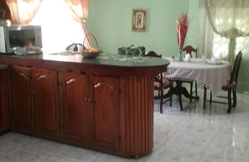 West Gate Hills House | 15 mins to airport. Entire 1st floor 2 bedrooms, 2 bathrooms Sleeps 4.No sharing