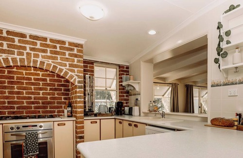 Doonan House | 15 mins to Noosa! 3-bedroom Cottage in Noosa Hinterland + Outdoor Entertaining