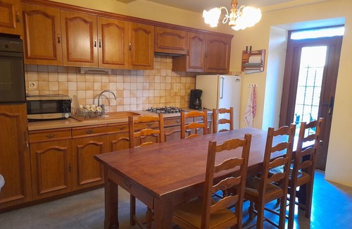 Pontgibaud House | 15 minutes from Vulcania, large family house with garden, Gîte Côté Jardin