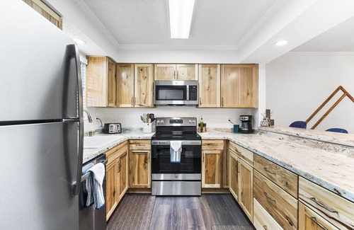 Table Rock Condo | 15% Off Pet-Friendly Condo at Pointe Royale water view and West Elm furniture!n