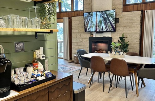 Oxford Ski Chalet | 15% Off September Stays - Lakefront Chalet: Dock, Close to WI Dells, Coffee Bar