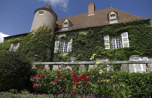 Artonne Villa | 15th c. Castle, up to 25 people, pool and park