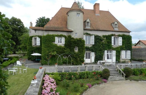 Artonne Villa | 15th c. Castle, up to 25 people, pool and park