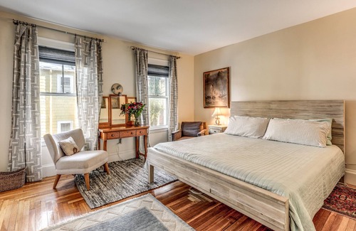 Newton Corner House | 16 Room House on Boston City Line. Sleeps 18. Free parking