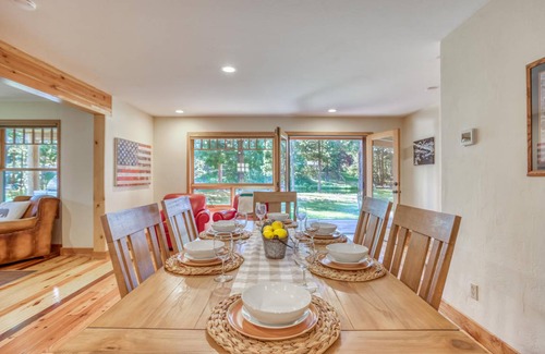 Oregon Water Wonderland Cabin | 163 m² Cabin ∙ 2 bedrooms ∙ 8 guests