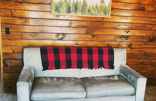 Columbia Falls Cabin | #17 - Flagpole View Cabins - Deluxe Cabin