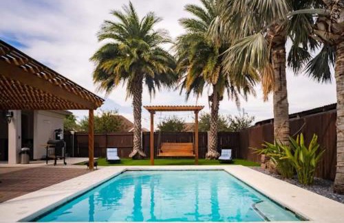 Palmhurst House | 177 4 Bedrooms Pool Game room Massive Kitchen