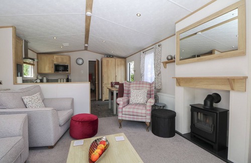 Woodfalls Cottage | 18 DEER GLADE, family friendly, with open fire in Landford