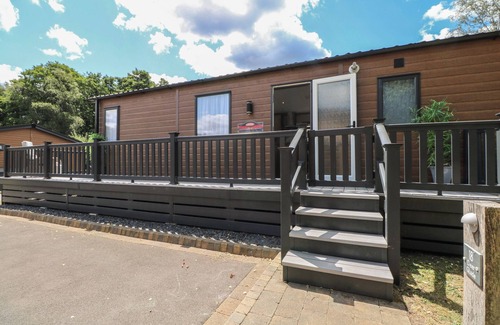 Woodfalls Cottage | 18 DEER GLADE, family friendly, with open fire in Landford