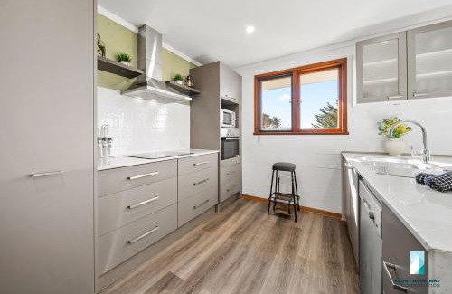 Jindabyne House | 18 Kurrajong St - 3BR l Pet Friendly l Central Location l Air-Con