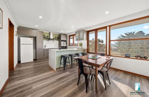 Jindabyne House | 18 Kurrajong St - 3BR l Pet Friendly l Central Location l Air-Con