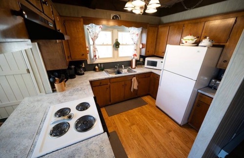 Dan River Cabin | "18 Seasons" Seconds to Blue Ridge Parkway, & Mabry Mill. Game room w/Bar