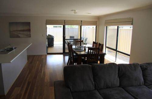 Southern River House | 180 m² House ∙ 4 bedrooms ∙ 8 guests