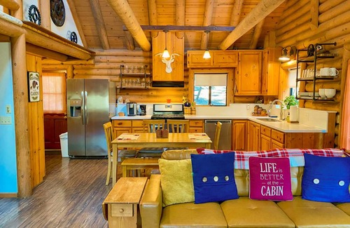 Pine Cove Cabin | 181 m² Cabin ∙ 2 bedrooms ∙ 6 guests