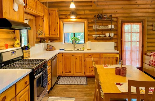 Pine Cove Cabin | 181 m² Cabin ∙ 2 bedrooms ∙ 6 guests